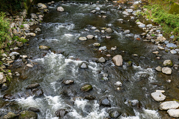 小さな川の岩場の流れ