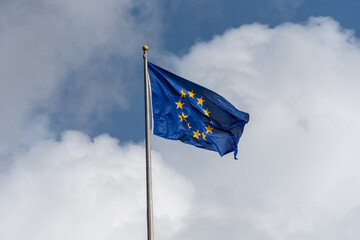Europafahne im Wind flatternd vor blauem Himmel mit Wolken - 662181200