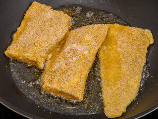 Panierowane filety z morskiej ryby smażone na oleju rzepakowym 