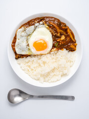 しめじ入りカレー　目玉焼きトッピング