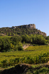 Fototapeta na wymiar Roche du Solutré, escarpement calcaire surplombant le vignoble de la célèbre appellation Pouilly-Fuissé, en Bourgogne, dans le village de Solutré-Pouilly près de Mâcon