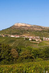 Roche du Vergisson, son village et son vignoble, depuis le sommet le sommet de la Roche du Solutré, en Bourgogne