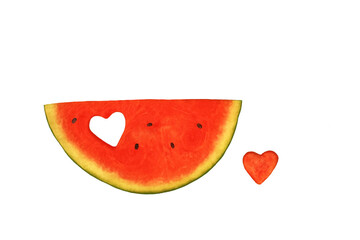 Stück Wassermelone mit herzförmig ausgestanztem Loch und ausgestanztem herzförmigen Melonenstück daneben, weißer Hintergrund, horizontal  