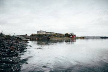 petit chateau au bord d'un lac