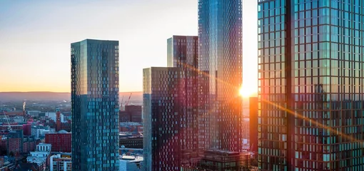 Foto op Plexiglas Panoramic view of Manchester skyline on a beautiful sunrise © bardhok