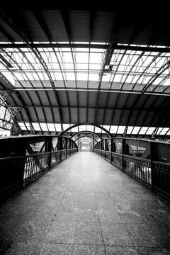 Passarela dentro de esta&ccedil;&atilde;o de trem.