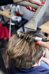 Suszenie włosów u fryzjera. Salon fryzjerski. - obrazy, fototapety, plakaty