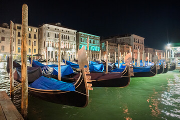 Gondeln in Venedig bei Nacht - obrazy, fototapety, plakaty