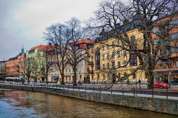 uppsala, schweden - alte bürgerhäuser am kanal