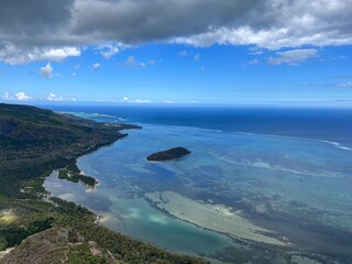Fototapeta na wymiar Ilôt Fourneau and its blue lagoon seen from le Morne Brabant in Mauritius