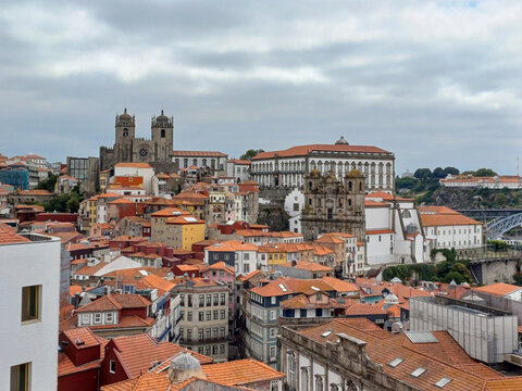 Blick auf die Stadt und Kathedrale von Porto &ndash; Historische Architektur und st&auml;dtische Sch&ouml;nheit