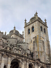 Fototapeta premium Blick auf die Stadt und Kathedrale von Porto – Historische Architektur und städtische Schönheit