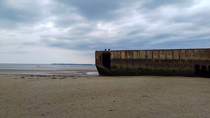 Gold Beach – Historischer Landungsstrand der Normandie mit künstlichem Mulberry-Hafen