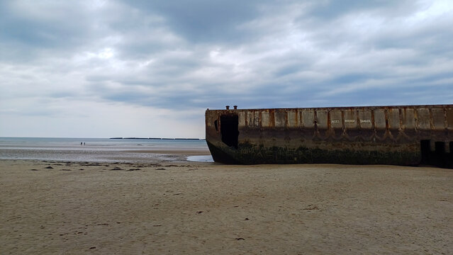 Gold Beach &ndash; Historischer Landungsstrand der Normandie mit k&uuml;nstlichem Mulberry-Hafen