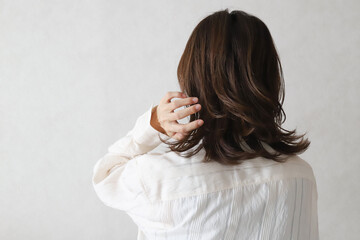 髪の毛を触る女性　ヘアケアイメージ