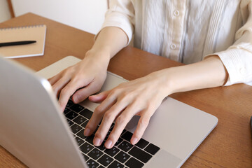 Fototapeta premium パソコンを使って働く手元