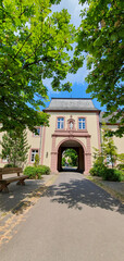 Obraz premium Kloster Steinfeld in der Eifel im Sommer – Historische Architektur und idyllische Natur