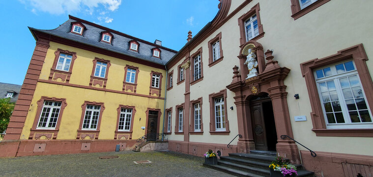Kloster Steinfeld in der Eifel im Sommer &ndash; Historische Architektur und idyllische Natur