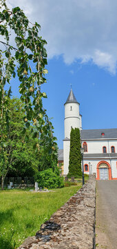 Kloster Steinfeld in der Eifel im Sommer &ndash; Historische Architektur und idyllische Natur