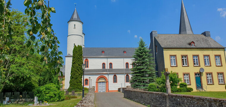 Kloster Steinfeld in der Eifel im Sommer &ndash; Historische Architektur und idyllische Natur