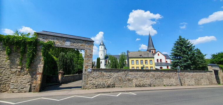 Kloster Steinfeld in der Eifel im Sommer &ndash; Historische Architektur und idyllische Natur