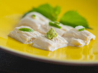 黄色い皿の生ゆば