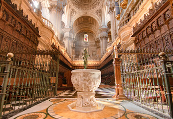 Catedral de la Asunción de la Virgen de Jaén. En Andalucía, España. Es un edificio religioso de gran importancia histórica y cultural.
It is a religious building of great historical and cultural.

