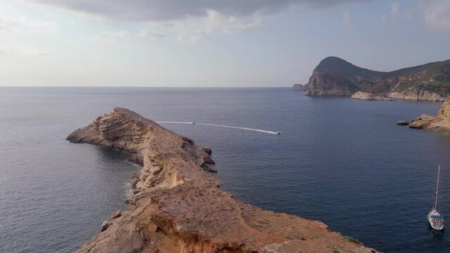 Vistas a&eacute;reas cinematogr&aacute;ficas en costa mediterr&aacute;nea, monta&ntilde;a y playa.