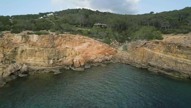 Vistas a&eacute;reas cinematogr&aacute;ficas en costa mediterr&aacute;nea, monta&ntilde;a y playa.