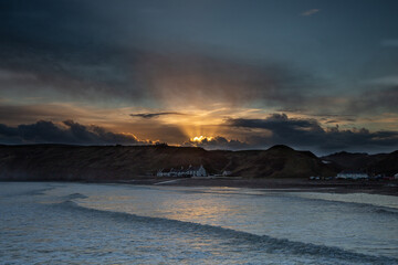 Obraz premium Sunrays over the Ship Inn Saltburn