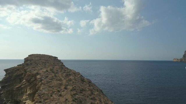 Vistas a&eacute;reas cinematogr&aacute;ficas en costa mediterr&aacute;nea, monta&ntilde;a y playa.