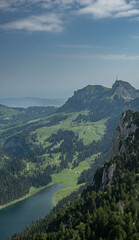 Hoher Kasten in den Schweizer Alpen im Sommer, an einem heißen dunstigen Sommertag