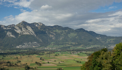 Fototapeta na wymiar Herbstliche Wolkenstimmung um den Hohen Kasten, mit Blick auf das Rheintal