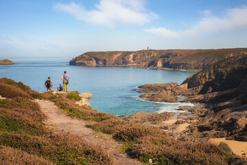 famille en vacances en Bretagne devant le Cap Fréhel dans les Côtes d'Armor sur le sentier de randonnée gr 34 face a la mer.