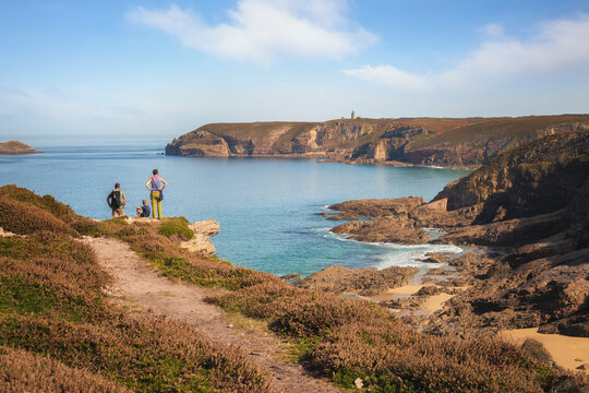 famille en vacances en Bretagne devant le Cap Fr&eacute;hel dans les C&ocirc;tes d'Armor sur le sentier de randonn&eacute;e gr 34 face a la mer.