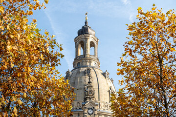Kuppel der Frauenkirche Dresden im Herbst (Dresden, Sachsen, Deutschland) - obrazy, fototapety, plakaty