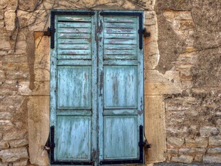 Volets bleus d'une maison.