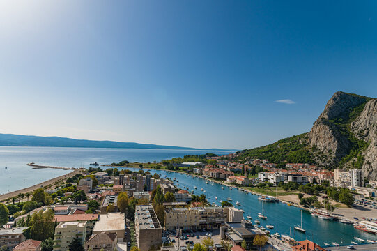 Miasto Omi&scaron;,. Widok na miasto Omnis w Chorwacja. Chorwackie miasto Omi&scaron; w Dalmacji. Dalmacja w Chorwacja. Piękny widok z miasta Omi&scaron;. Chorwacja na wakacje. 