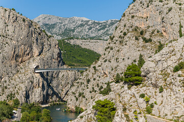 Most nad Cetiną. Miasto Omnis. Kanion rzeczy prowadzący do miasta Omnis. Miasto Omnis w Chorwacji. Góry Mosor i most nad Cetiną.