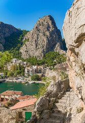 Miasto Omiš,. Widok na miasto Omnis w Chorwacja. Chorwackie miasto Omiš w Dalmacji. Dalmacja w Chorwacja. Piękny widok z miasta Omiš. Chorwacja na wakacje.  © Daniel