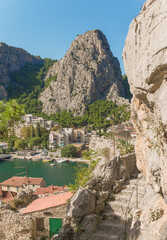 Miasto Omiš,. Widok na miasto Omnis w Chorwacja. Chorwackie miasto Omiš w Dalmacji. Dalmacja w Chorwacja. Piękny widok z miasta Omiš. Chorwacja na wakacje.  © Daniel