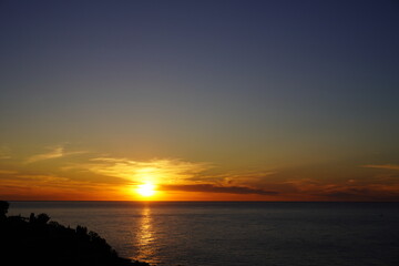Obraz premium Sonnenuntergang mit viel Himmel und etwas Meer