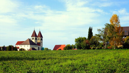 schön gelegene Kirche St.Peter und Paul in Reichenau in grüner Landschaft am Bodensee
