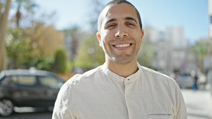Obraz premium Young hispanic man smiling confident at street