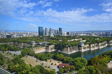 Fototapeta na wymiar 大阪歴史博物館から望む壮観な大坂城全景