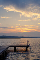 Fototapeta premium Sonnenaufgang in Seedorf am Schaalsee mit Badesteg