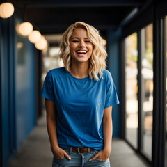 Mulher loira sorrindo em um ambiente moderno e bem iluminado com roupas casuais