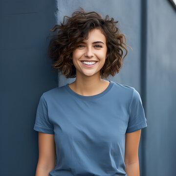 Uma linda mulher de cabelos castanhos com um lindo sorriso e roupas casuais