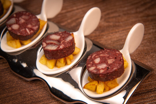 RECIPE FOR BLACK PUDDING WITH BUTTERED CANDIED APPLE. High quality PHOTO