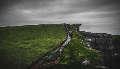wzgórze w Irlandii Cliff of Mohers ze schodami - obrazy, fototapety, plakaty